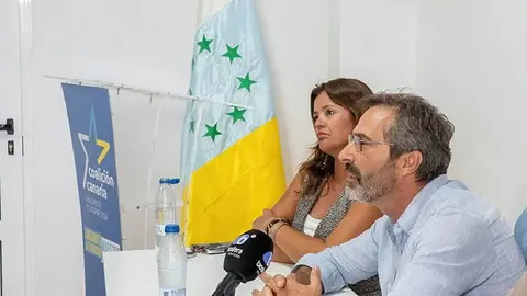 Pedro San Gin&eacute;s con Olivia Duque en una rueda de prensa reciente de Coalici&oacute;n Canaria