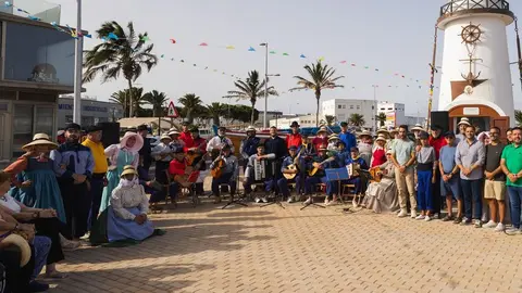 Arrecife recuerda, dentro de la semana de la Festividad del Carmen, a las v&iacute;ctimas del Cruz del Mar. El alcalde Yonathan de Le&oacute;n presidi&oacute; el acto junto a otras autoridades 