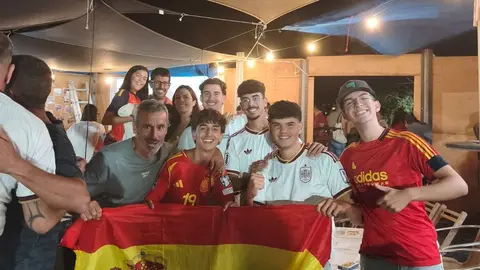 Imagen de aficionados en Tah&iacute;che celebrando la victoria