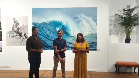 Olivia Duque y Andoni Mach&iacute;n junto a Guillermo Cervera Calonje en su exposici&oacute;n.