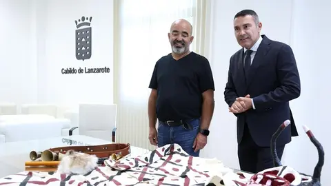 Oswaldo Betancort junto al presidente de la Asociaci&oacute;n Cultural Los Diabletes.