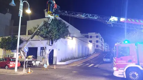 Bomberos realizando las labores de rescate.