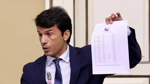 Marcos Bergaz durante su intervenci&oacute;n en el pleno del parlamento.