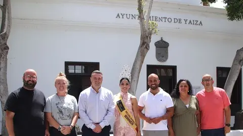 Amaira Cedr&eacute;s junto a los representantes p&uacute;blicos de Yaiza.