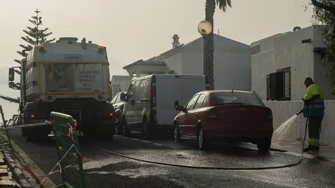 Operario realizando las labores de limpieza en La Concha.