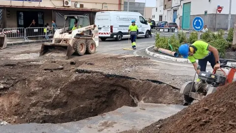 Operarios realizando las labores de limpieza y reparaci&oacute;n en la calle Tajaraste de Argana Alta.