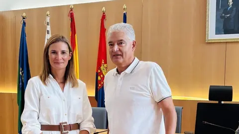 El alcalde, Jos&eacute; Juan Cruz, y la concejala de Actividades clasificadas, Mariana P&eacute;rez.