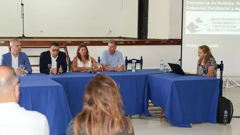 Representantes del Gobierno auton&oacute;mico, del Cabildo y de Teguise explicando la situaci&oacute;n del agua en La Graciosa.