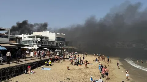Nube de humo generado por el incendio en Playa Blanca.