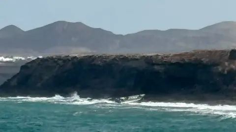 Imagen de la embarcaci&oacute;n encallada en las rocas