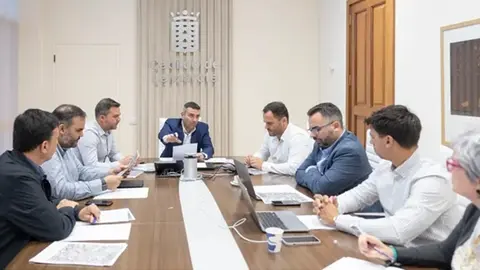 Imagen de archivo de un encuentro del presidente del Cabildo de Lanzarote, Oswaldo Betancort, con los ayuntamientos.