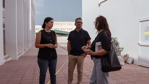 Abigail Gonz&aacute;lez y Echedey Eugenio en el CEIP Capellan&iacute;a del Y&aacute;gabo.