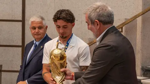 Y&eacute;remi Pino entregando la copa del mundo a Fernando Clavijo.