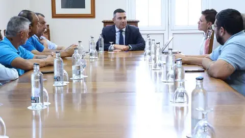 Oswaldo Betancort y Miguel &Aacute;ngel Jim&eacute;nez en su reuni&oacute;n con las cooperativas del taxi.