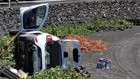 As&iacute; qued&oacute; el veh&iacute;culo tras salirse de la v&iacute;a