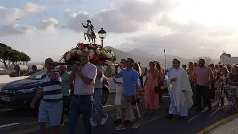 Procesi&oacute;n por las fiestas de Tahiche. Fotograf&iacute;a realizada por Jordi Vispo.