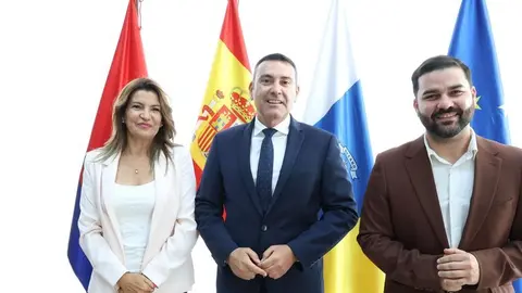Oswaldo Betancort junto a Mar&iacute;a Tovar y Jes&uacute;s Mach&iacute;n