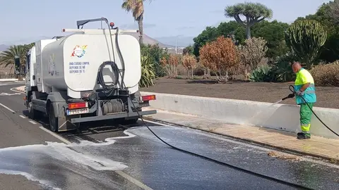 Operario realizando las labores de limpieza en El Cable.