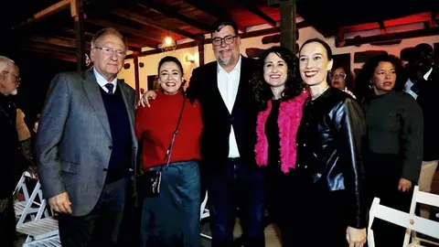 Isidro P&eacute;rez junto a Mar&iacute;a Dolores Corujo, Manuel Fajardo y Nira Fierro en una entrega de los premios Alexis Tejera.