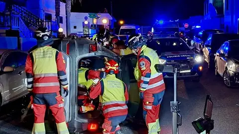 Bomberos del Consorcio realizando las labores de excarcelaci&oacute;n.