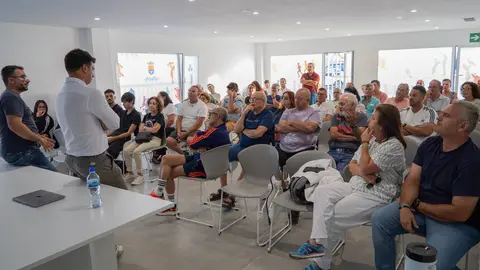 Vecinos de Argana en una reunión con el teniente de alcalde, Echedey Eugenio, el concejal de Limpieza, Jacobo Lemes, y el concejal de Urbanismo, Maciot Cabrera.