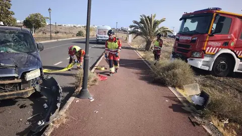 Bomberos limpiando la calzada.