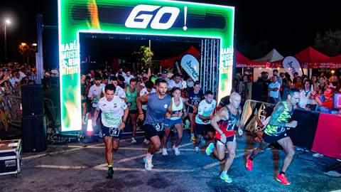 Salida de los corredores de la Haría Music Run Night.