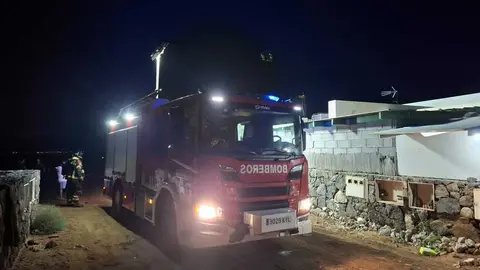 Cami&oacute;n de los bomberos junto a la vivienda afectada.