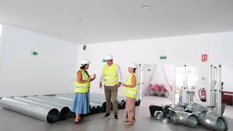 Isidro P&eacute;rez, Carmen Medina y Marlene Romero en el centro de tercera edad.
