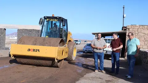 Ruben Arca, &Oacute;scar Noda y Samuel Mart&iacute;n junto a las obras de arreglo del acceso a Papagayo.