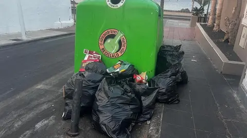 Basura junto a un contenedor en Puerto del Carmen.