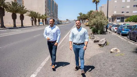 El alcalde de Arrecife, Yonathan de León, y el consejero de Obras Públicas, Jacobo Medina, en la calle Manolo Millares.