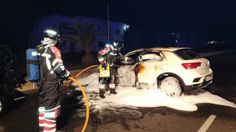 Bomberos del Consorcio de Seguridad y Emergencias sofocando el incendio en un veh&iacute;culo.