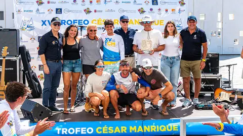 Entrega de trofeo C&eacute;sar Manrique.