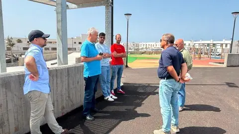 Jos&eacute; Juan Cruz junto a los componentes del grupo de gobierno en el parque municipal tajinaste.