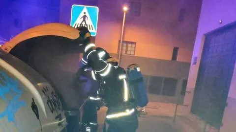 Bomberos del Consorcio de Seguridad y Emergencias sofocando el fuego dentro del contenedor.