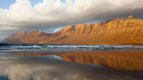 Un sanitario denuncia la falta de recursos y las graves deficiencias del puesto de socorrismo de Famara tras la muerte de un hombre ahogado