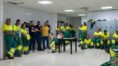 Arrecife refuerza la limpieza viaria con una hora extra diaria tras un acuerdo con trabajadores y empresa