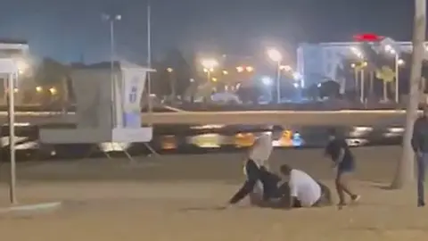 Varios individuos le dan una paliza a una persona en la playa de El Reducto