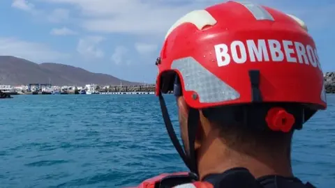 Los bomberos socorren a un bañista al que se lo llevaba la corriente en Playa Blanca
