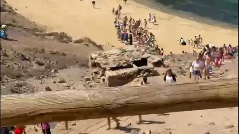 Momento del desalojo de la playa de Papagayo tras el vuelco del camión