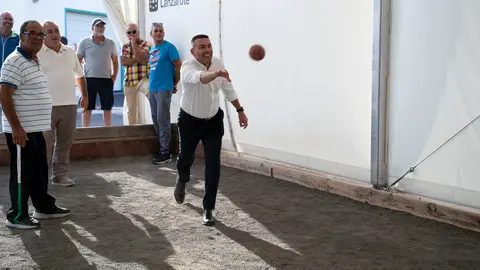El Cabildo de Lanzarote instala una carpa en la cancha de bola canaria de Uga