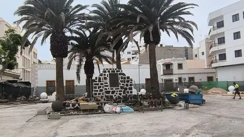 Jacobo Medina anuncia que ha dado orden de que se vuelva a colocar la cruz en la plaza de Las Palmas