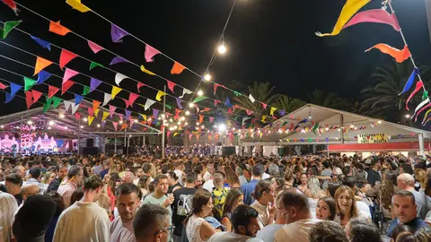 La Gran Noche de Parrandas de San Bartolomé atrae a miles de personas para disfrutar del folclore popular en las fiestas patronales