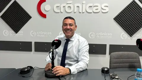 "Ya le he dicho a Presidencia que miren el calendario del Congreso y las fiestas en los municipios porque Dolores Corujo estaba en un fiesta aquí y al día siguiente no está en el pleno"