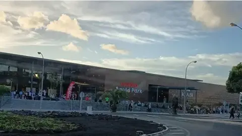 Trasladan de urgencia al hospital a un chico de 15 años que se precipitó desde una gran altura en el Open Mall de Arrecife