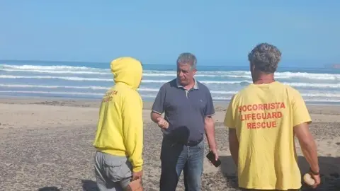 Eugenio Robayna garantiza que en breve el Ayuntamiento de Teguise le dará un cambio radical a la seguridad de la playa de Famara