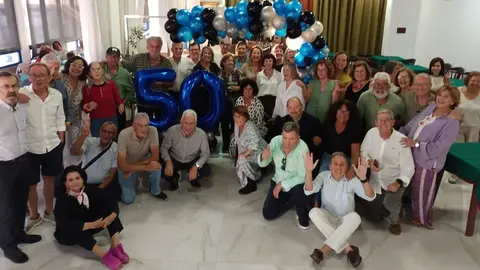 Risas, fiesta y muchos recuerdos en el encuentro del 50 aniversario de los estudiantes de COU del Instituto Blas Cabrera Felipe