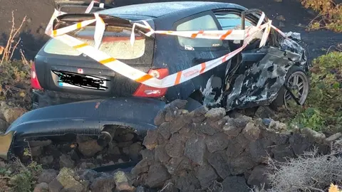 Otro vehículo se sale por la carretera de La Geria y termina a varios metros de la vía en una finca agrícola