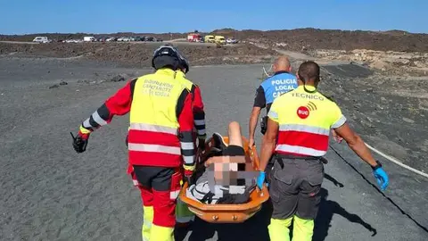 Trasladan en ambulancia a un hombre de 80 años tras sufrir una caída en Yaiza